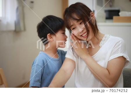 ひそひそ話をする親子の写真素材