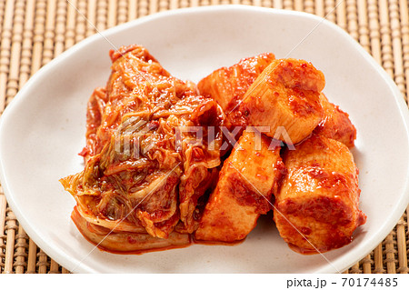 キムチ盛り合わせ。白菜キムチと長いもキムチ。 70174485