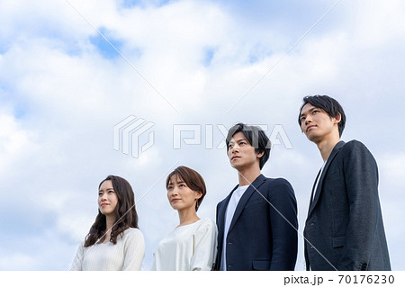 ビジネス 並んで立つ4人の男女 ビジネス 並んで立つ4人の男女 70176230