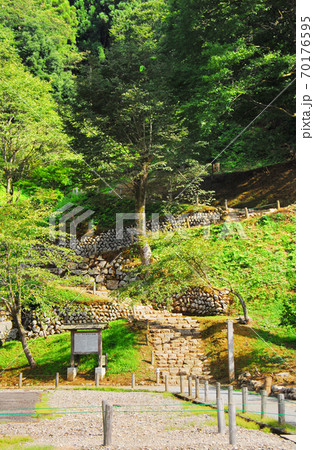 新緑の一乗谷の朝倉史跡の階段 70176595