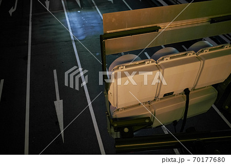 大阪梅田の夜の幹線道路 70177680