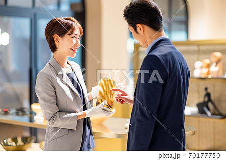 接客シーン　撮影協力：g GIFT AND LIFESTYLE 70177750