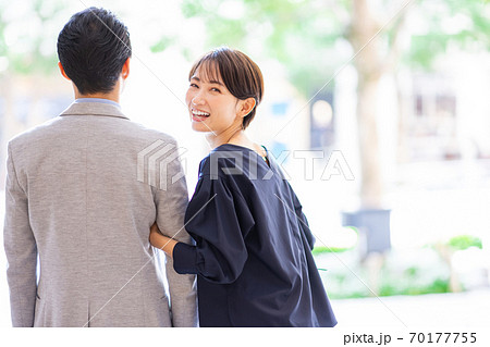 夫婦が振り返るイメージ　撮影協力：g GIFT AND LIFESTYLE 70177755