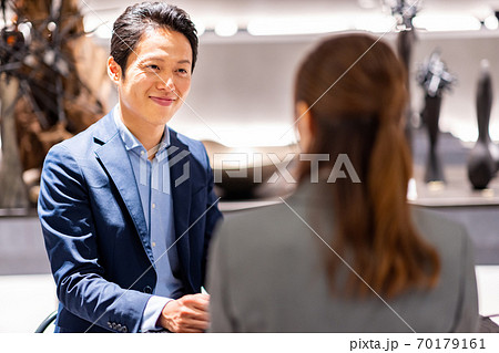 スタッフの説明を受ける男性　撮影協力：g GIFT AND LIFESTYLE 70179161