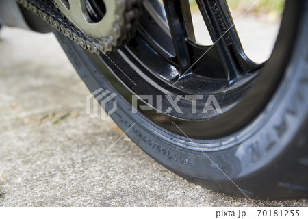 汚れたバイクのリアタイヤ 汚れたバイクのリアタイヤ 70181255
