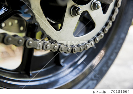 バイクの汚れたチェーンのクローズアップ 70181664