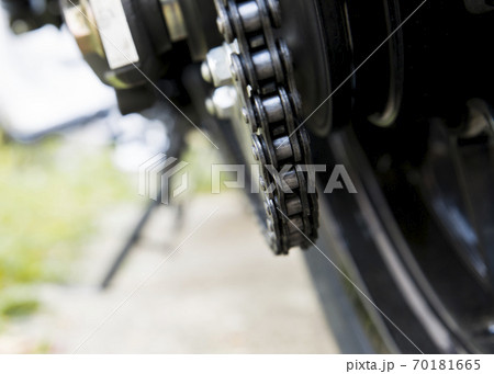 バイクの汚れたチェーンのクローズアップ バイクの汚れたチェーンのクローズアップ 70181665