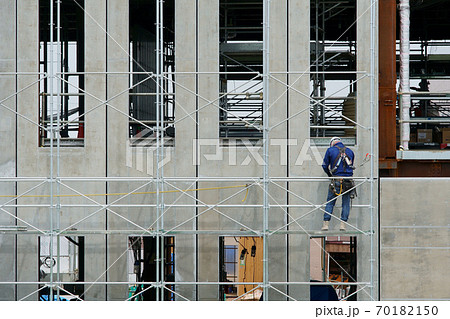 建築現場での足場組立作業の写真素材