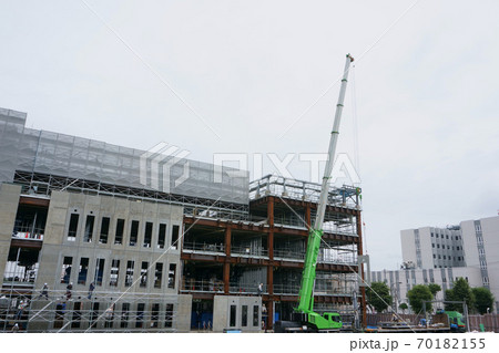 建築現場・クレーン車でコンクリート資材を吊り上げ 建築現場・クレーン車でコンクリート資材を吊り上げ 70182155