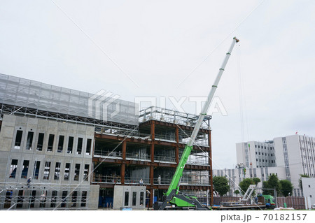 建築現場・クレーン車でコンクリート資材を吊り上げ 建築現場・クレーン車でコンクリート資材を吊り上げ 70182157