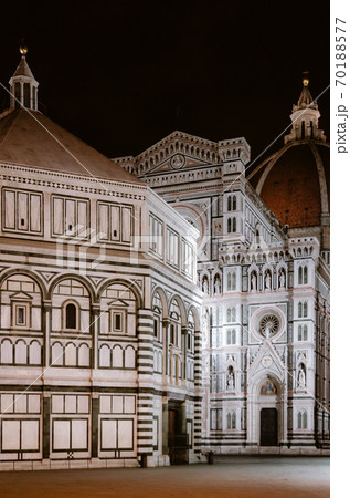 Florence, cathedral of Santa Maria del Fiore at night Florence, cathedral of Santa Maria del Fiore at night 70188577
