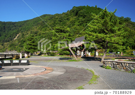 夏の奥多摩湖 南岸の広場と青空 夏の奥多摩湖 南岸の広場と青空 70188929