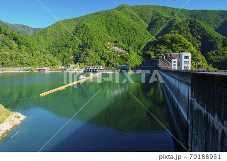 夏の奥多摩湖 南岸から湖面と堤頂 青空の南岸の山々 夏の奥多摩湖 南岸から湖面と堤頂 青空の南岸の山々 70188931
