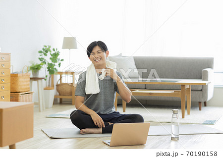 自宅でトレーニングをする男性 70190158