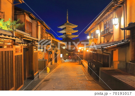 【京都府】 夜の八坂の塔(五重塔)　法観寺 70191017