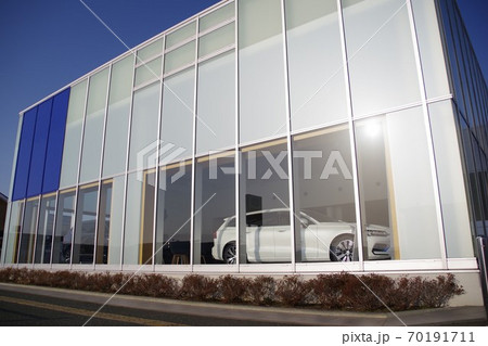 輸入車ディーラーのショールーム 70191711