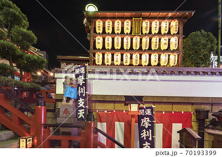[東京・上野] アメヤ横丁の摩利支天を祀る日蓮宗の徳大寺の参道に立つ狛犬の石像の夜景撮影。 70193399