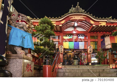 [東京・上野] アメヤ横丁摩利支天を祀る日蓮宗の徳大寺の参道に立つ狛犬の石像の夜景撮影。 70193400