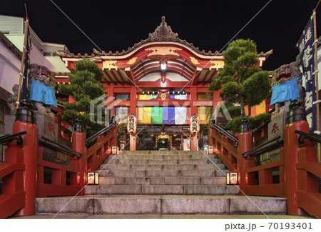 [東京・上野] アメヤ横丁の摩利支天を祀る日蓮宗の徳大寺の正月の提灯で飾られた参道の階段の夜景撮影。 70193401