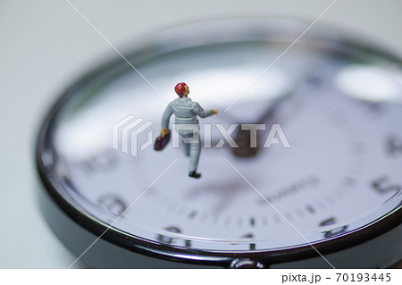 時間に追われるビジネスマン 時間に追われるビジネスマン 70193445