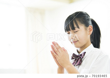 合掌　女子高生　女子中学生 70193465