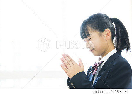 合掌 女子高生 女子中学生 合掌 女子高生 女子中学生 70193470