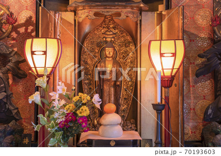 [東京・上野] 東京の護国院に立つ薬師如来,毘沙門天,持国天と千躰佛の彫刻。 70193603