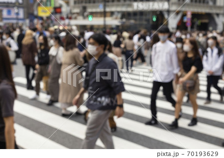 コロナ禍で渋谷スクランブル交差点を歩く若者たちのボカシ写真 コロナ禍で渋谷スクランブル交差点を歩く若者たちのボカシ写真 70193629