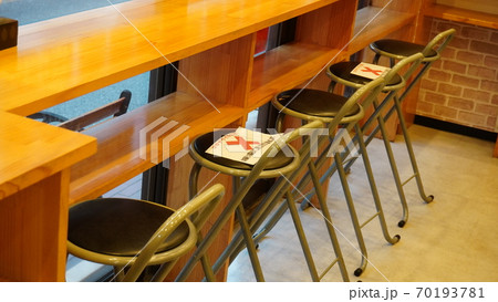 「コロナ対策中の飲食店店内」 「コロナ対策中の飲食店店内」 70193781