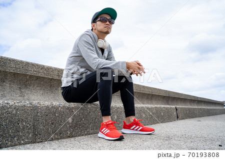 海岸でインスピレ―ションを感じる男性 海岸でインスピレ―ションを感じる男性 70193808