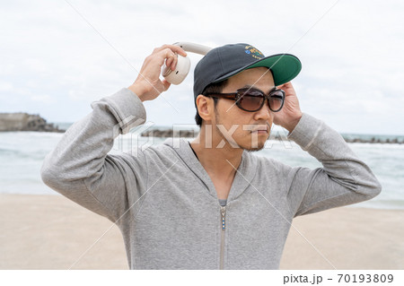 浜辺でインスピレ―ションを感じる男性 70193809