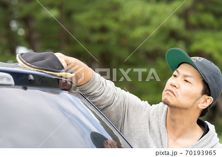 ムートングローブで洗車する男性 ムートングローブで洗車する男性 70193965