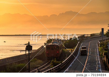 《富山県》雨晴海岸の夜明け・氷見線 70194694