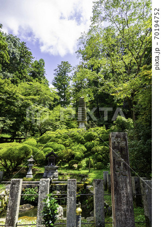 岡寺　龍蓋池と十三重石塔　奈良県明日香村 70194752