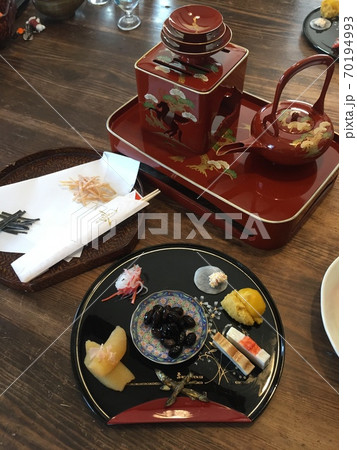 おせちとお屠蘇があるテーブル 70194993
