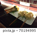 白い皿の上に乗る串揚げ 70194995