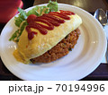 ケチャップが乗ったオムライス 70194996
