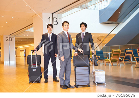 スーツケースを持ったカメラ目線のビジネスマン 70195078