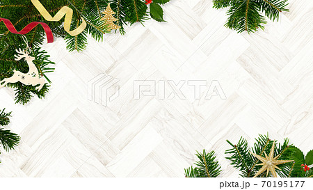 もみの木とクリスマスのオーナメントで飾った木目の背景 - 複数のバリエーションがあります 70195177