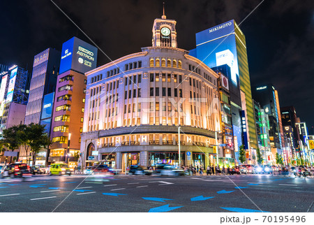 日本の東京都市景観 東京・銀座(夜景・車の流れ）＝2020年10月2日 70195496