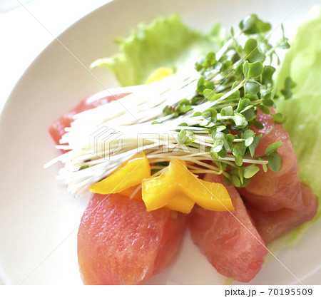 スルフォラファンをたっぷり含んだブロッコリースプラウトをトッピングしたヘルシー野菜サラダ スルフォラファンをたっぷり含んだブロッコリースプラウトをトッピングしたヘルシー野菜サラダ 70195509