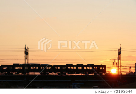 夕暮れの阪急淀川鉄橋 70195644
