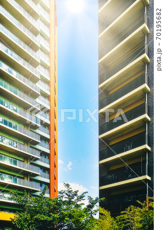 高層マンションの間から差し込む太陽光線、大都会の洗練したマンションライフを感じられる写真 70195682