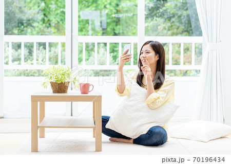 若い女性、スマホ、ポートレート、部屋 若い女性、スマホ、ポートレート、部屋 70196434