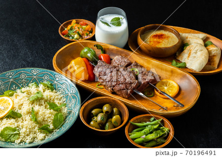 ケバブ(シシカバブ)とクスクス料理 Shish kebab and couscous dishes ケバブ(シシカバブ)とクスクス料理 Shish kebab and couscous dishes 70196491