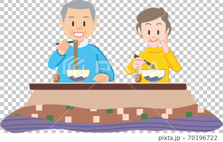 年越しそばを食べるシニア夫婦 70196722
