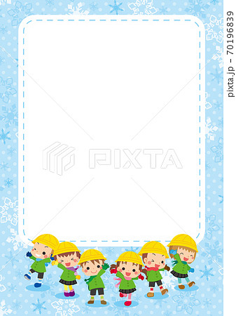 冬服を着た可愛い幼稚園児キッズグループのイラスト　雪の結パターンのフレーム 70196839