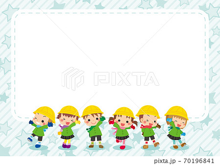 冬服を着た可愛い幼稚園児キッズグループのイラスト 星柄背景のフレームのイラスト素材