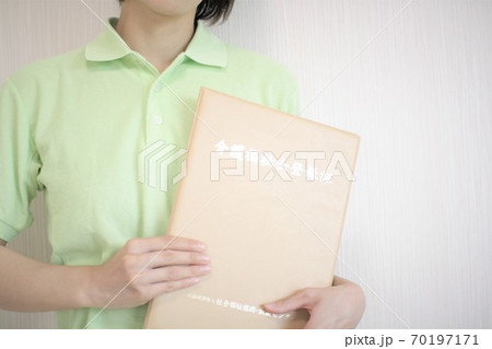 介護福祉士登録証を持つ女性 介護福祉士登録証を持つ女性 70197171