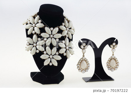 Beautiful necklace and earrings set black puppet Beautiful necklace and earrings set black puppet 70197222